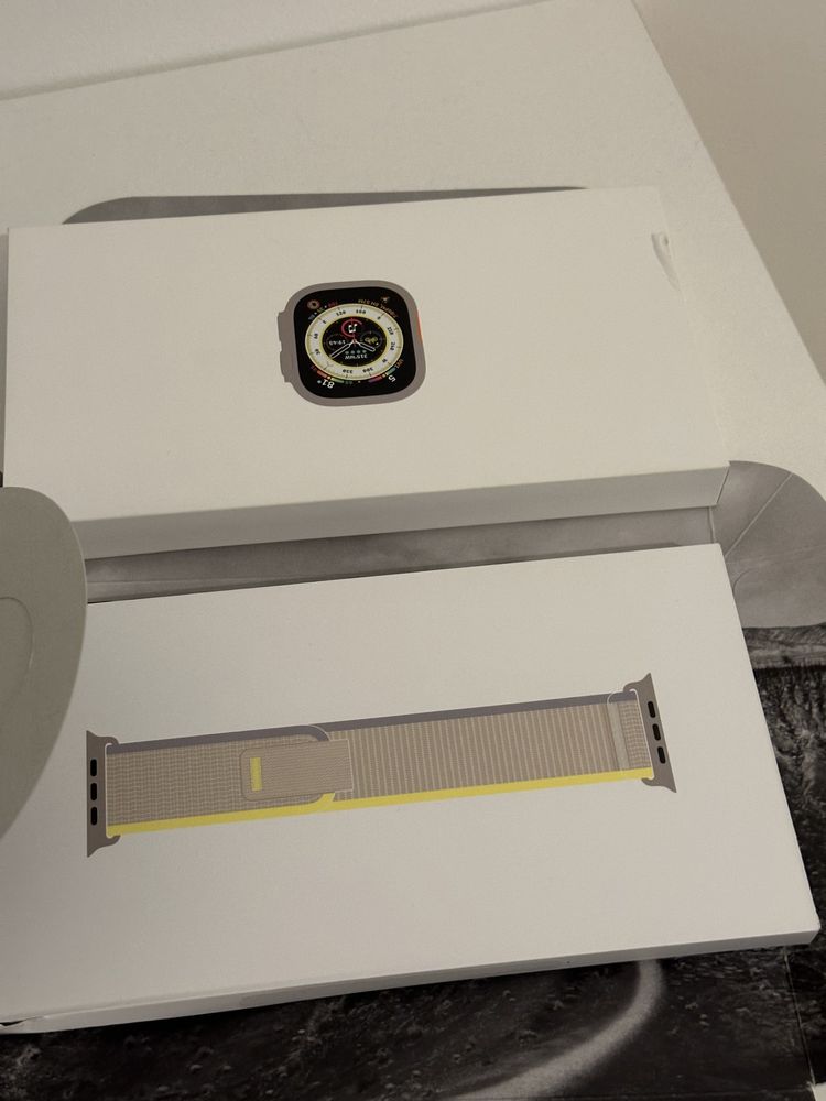 Apple Watch Ultra 49 mm, caixa em titânio, GPS + Cellular com bracelete Yellow/Beige Trail Loop M/L