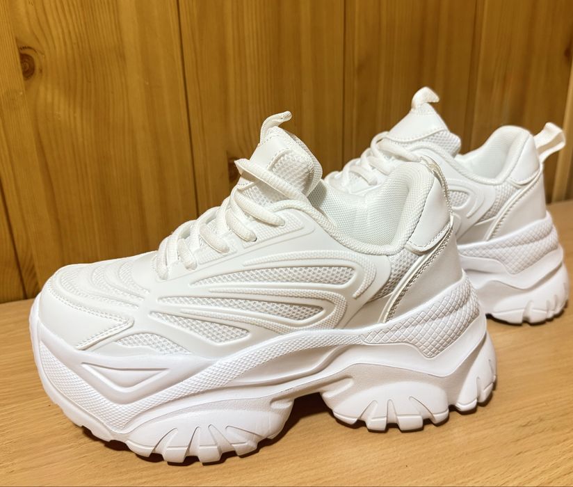 Взуття жіноче  НОВЕ  ( 38 )