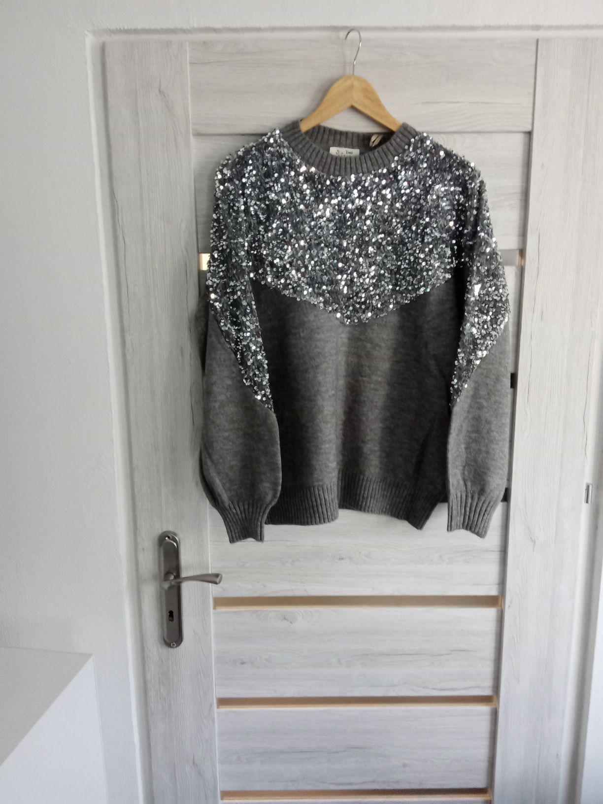 Sweter zdobiony cekinami