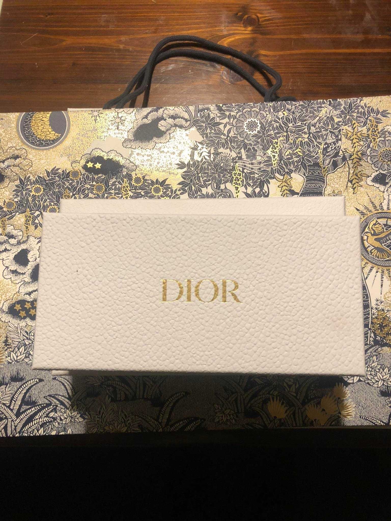 Karton Dior ze złotym logiem