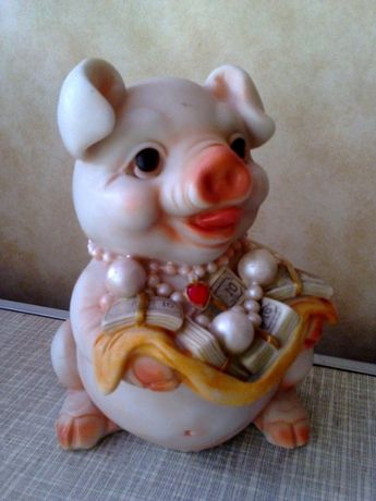 Статуэтка-копилка (свинья, свинка, поросенок с деньгами и украшениями)