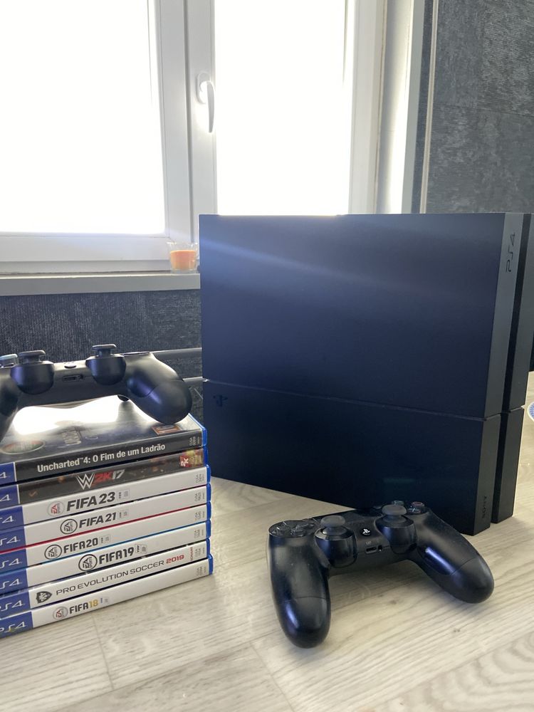 Playstation 4 500GB + 8 jogos incluidos + 2 comandos