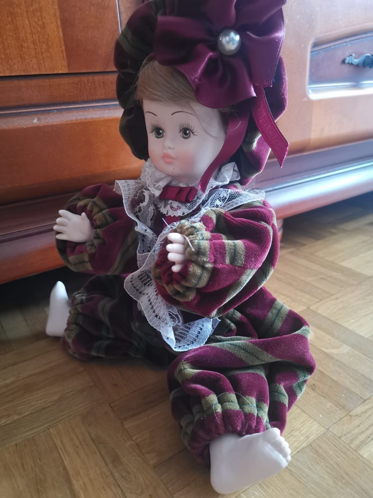 Lalka wykonana z porcelany.