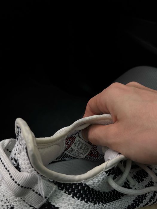 Adidas Yeezy Yzy Boost 350 Zebra V2 Sneakers