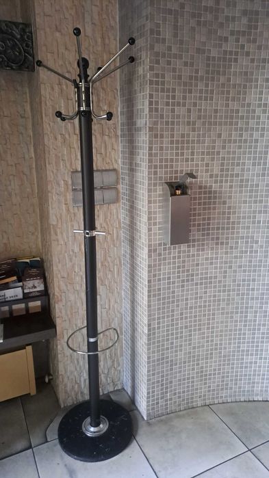 Wieszak podłogowy stojący na ubrania, drewniany 2 szt, używany