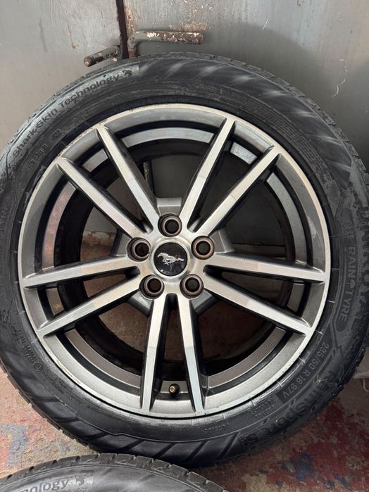 Sprzedam komplet felg mustang z oponami R18 8J ET40, 5x114,3
