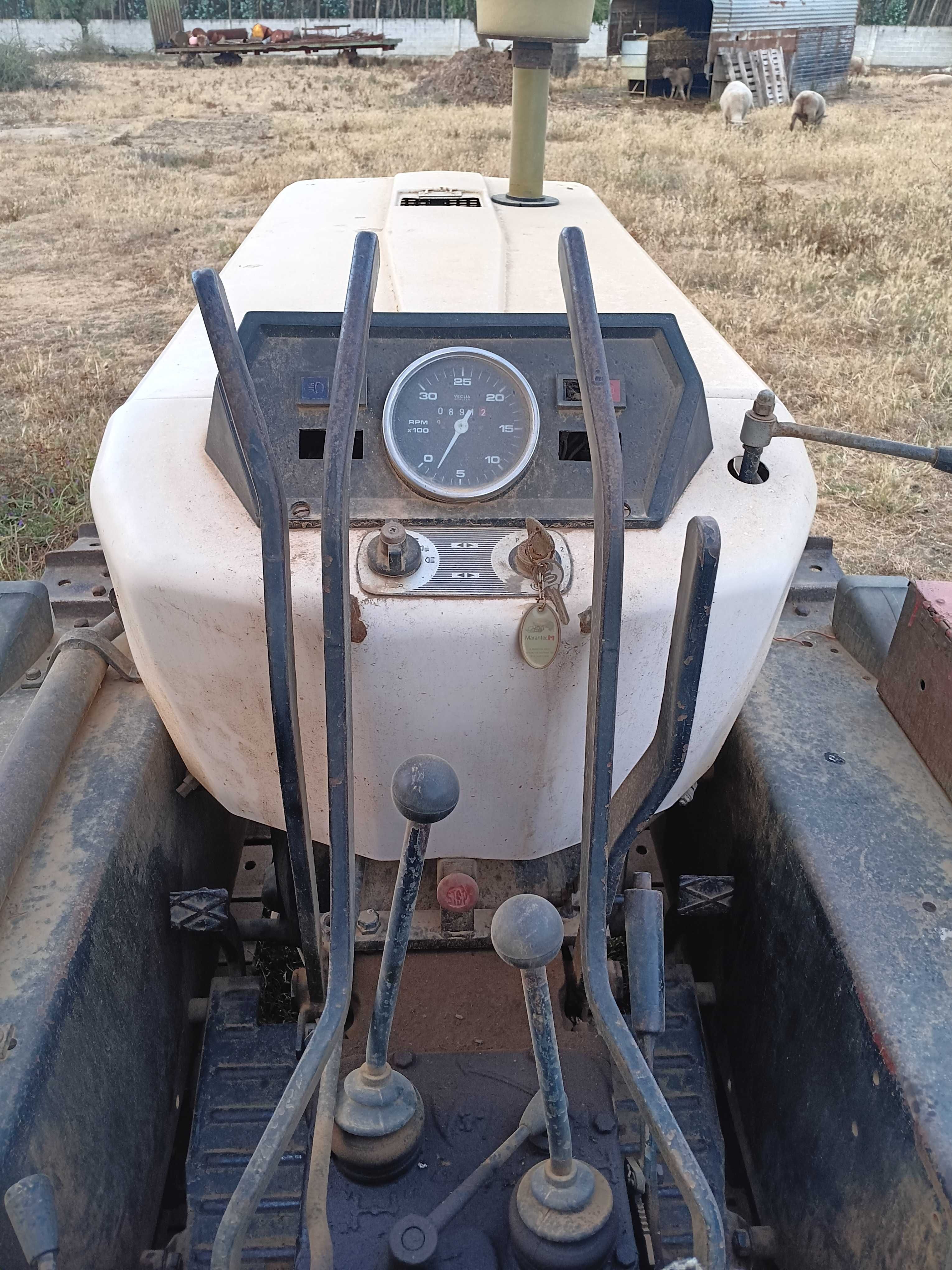 Trator de rastos Lamborghini C553 com charrua hidráulica galucho