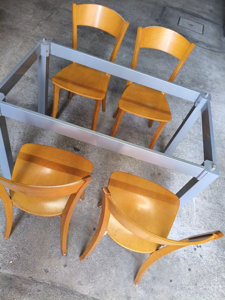 Mesa de cozinha  sem tampa e 4 cadeiras