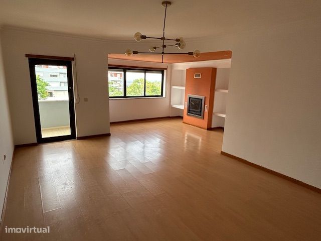 Apartamento T3 com parqueamento e arrecadação