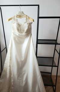 Suknia ślubna z koronką i trenem