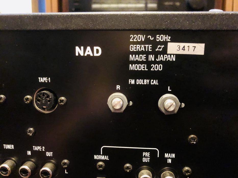 Усилитель NAD Model 200