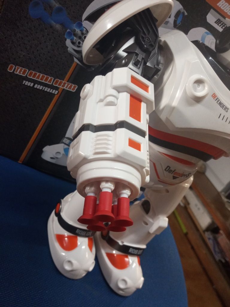 Robô brinquedo Defender