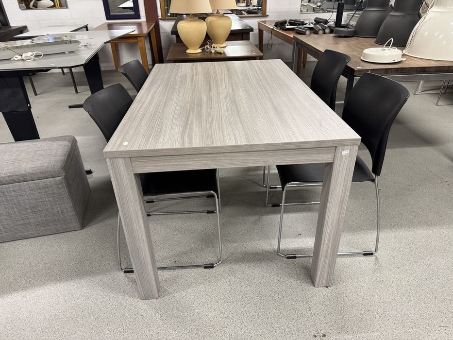 Стіл з стільцями