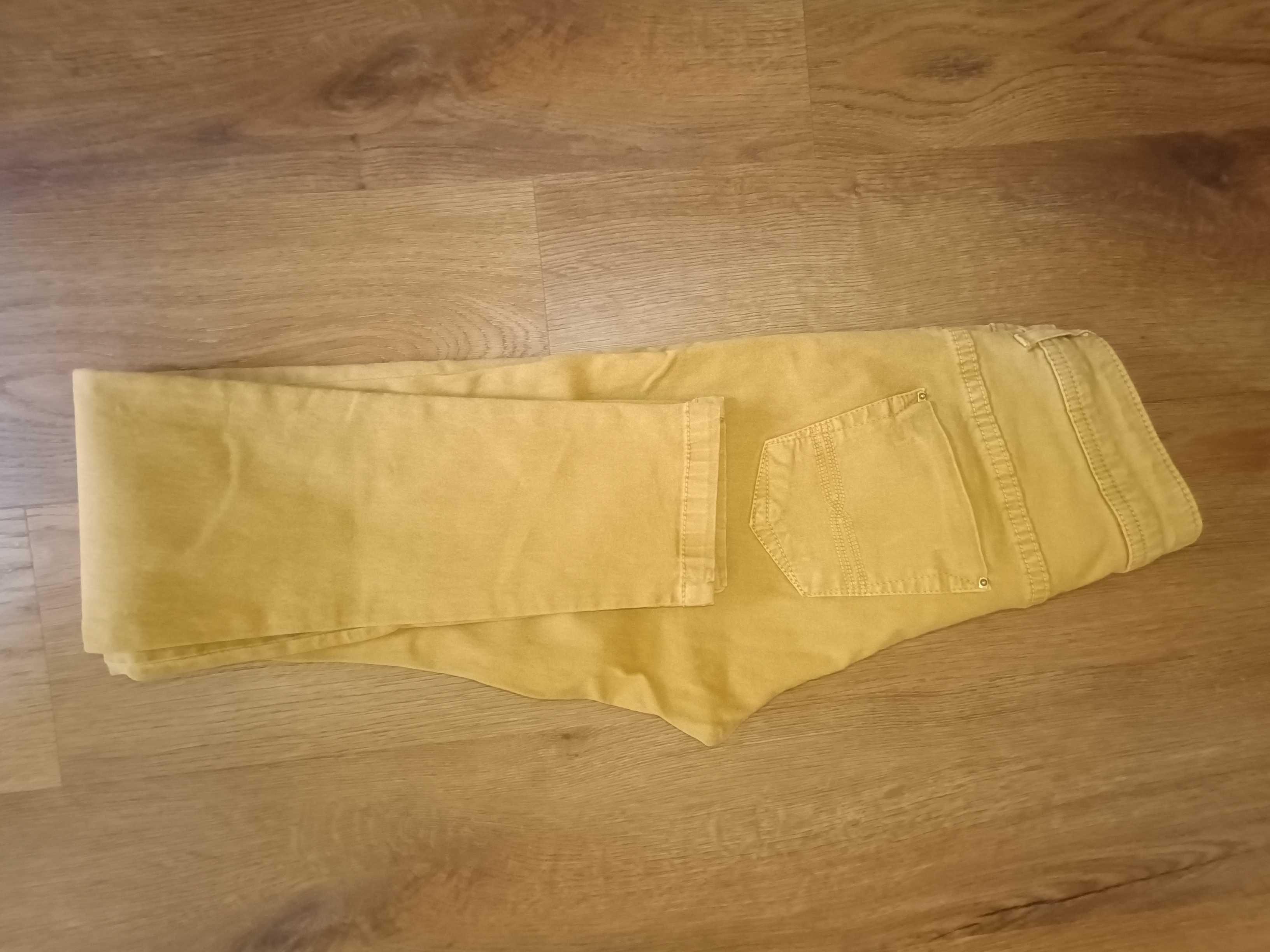 Calça branca Tiffosi e calça amarela torrado Pull bear