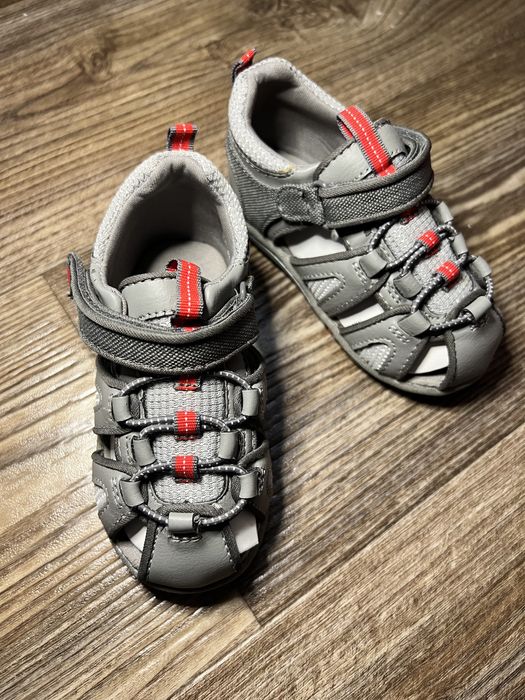 Нові закриті сандалі ZARA