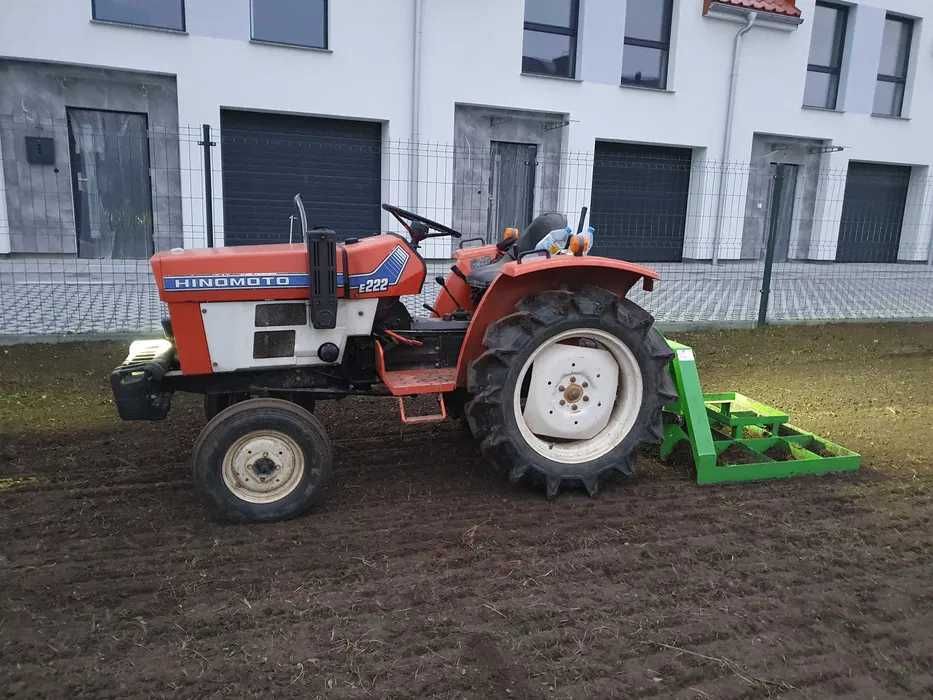 Zakładanie trawników wyrównywanie terenu glebogryzarka separacyjna