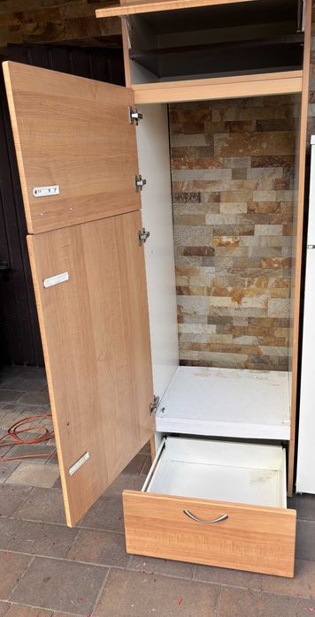 Lodówka zabudowana w szafce