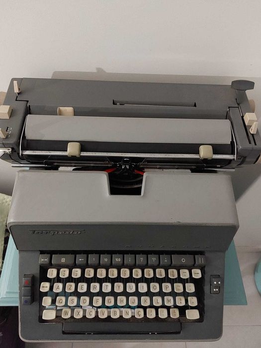 Máquina de escrever antiga Torpedo Dynacord
