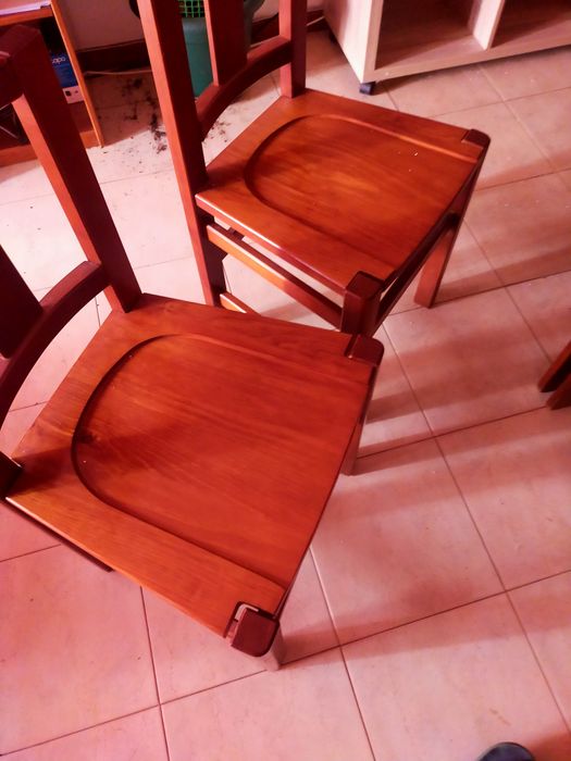 Mesa e 4 cadeiras em madeira de cerne