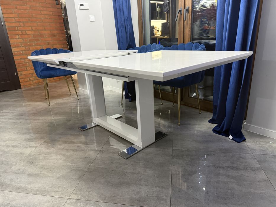 Stół lakierowany biały.