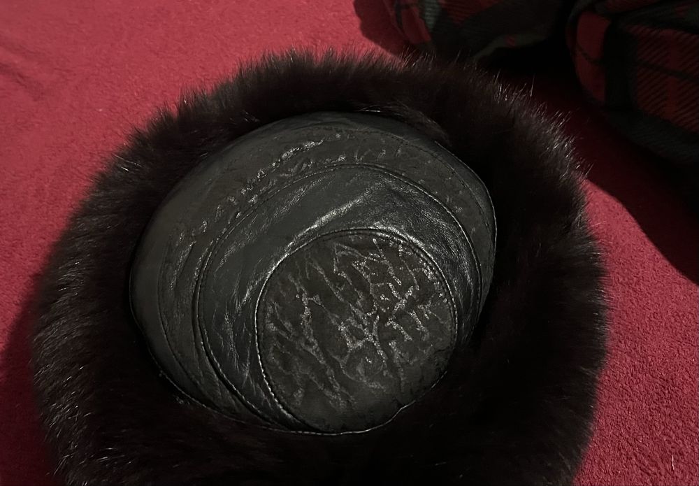 Czarna czapka z lisa