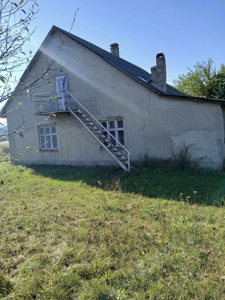 Жилий будинок с земельною ділянкою . З садом великим та є окремо земел