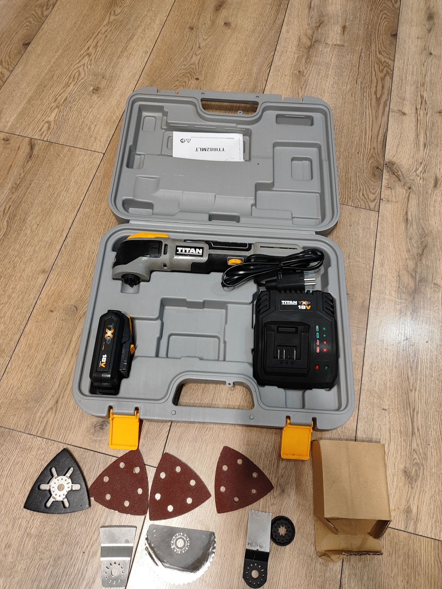 Urządzenie wielofunkcyjne/Multitool Titan, kompletne