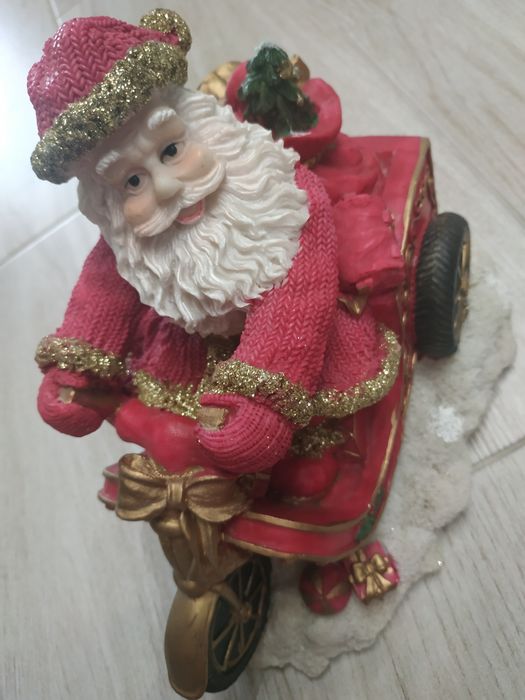 Декоративная статуэтка Деда Мороза на авто