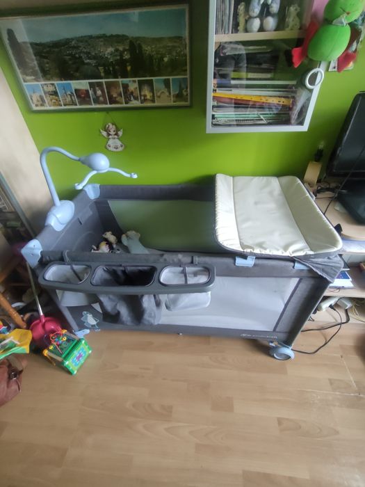 Łóżeczko turystyczne Kinderkraft z akcesoriami.