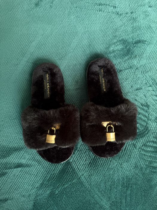 Kurt Geiger черные меховые шлепанцы / обувь с золотой фурнитурой