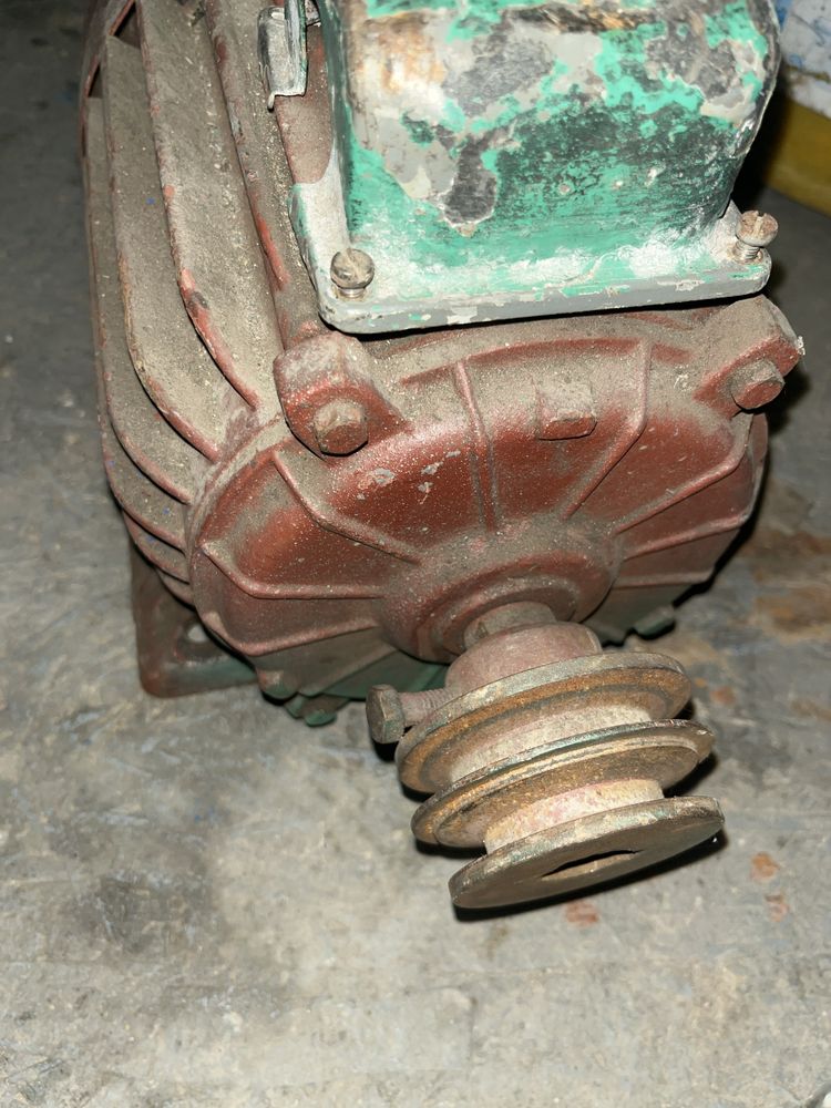 Silnik elektryczny wolnoobrotowy  0,8 kw 940 obr/min. Wiertarka ws15