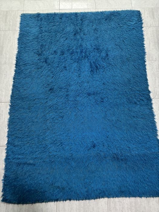 Tapete azul com 195cm de comprimento e 135cm de largura
