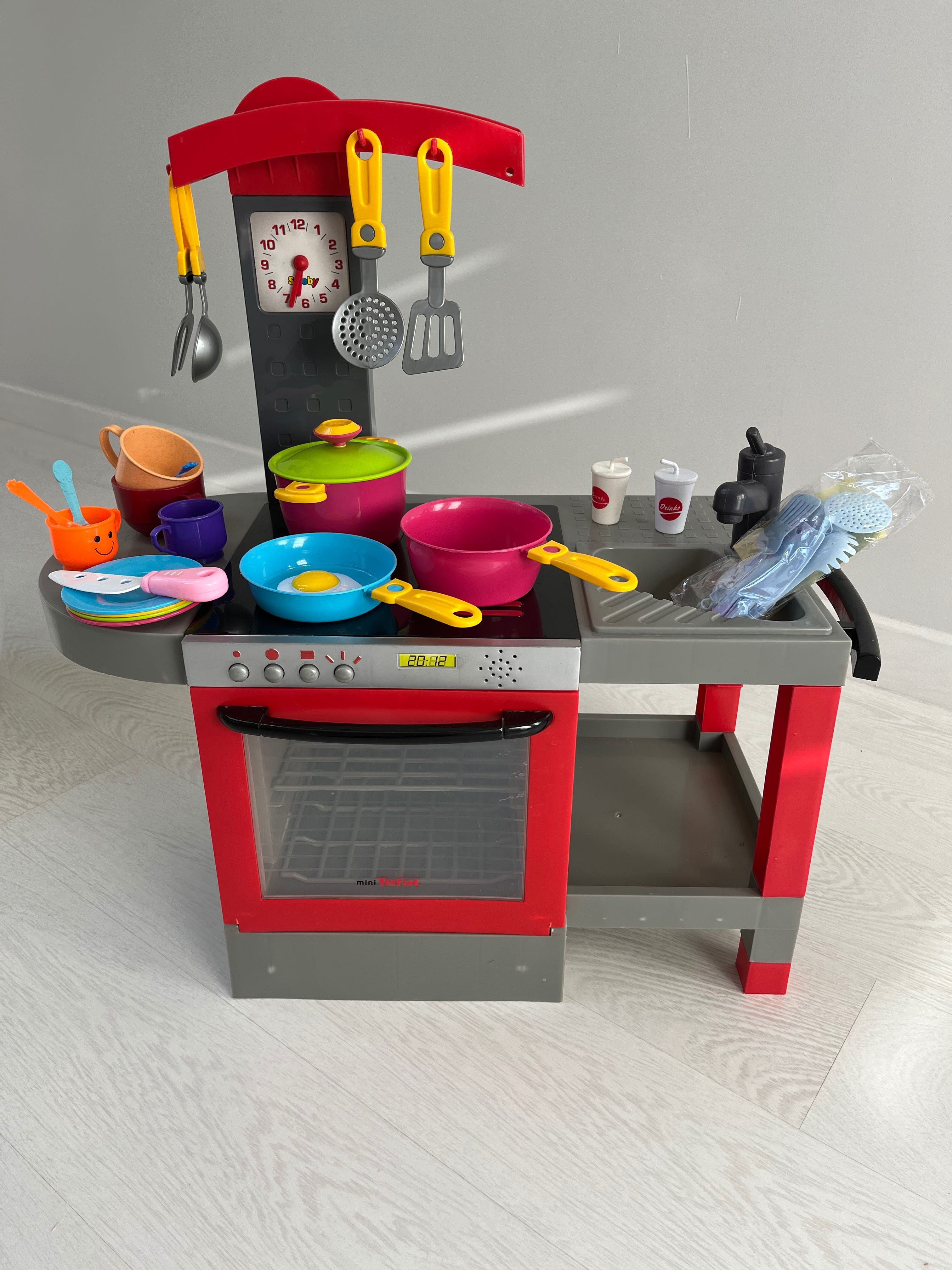 Kuchnia dziecięca Smoby mini Tefal. Posiada światełka i wydaje dźwięk.