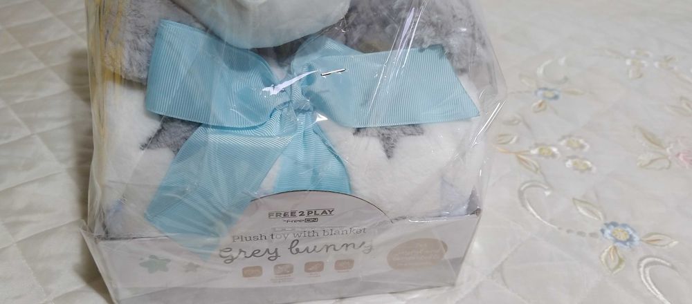 Peluche coelho + Manta de coralina para bebé.