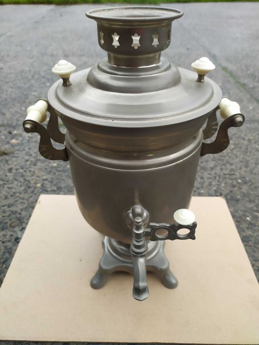 Samowar elektryczny z 1974 r. kolekcja PRL