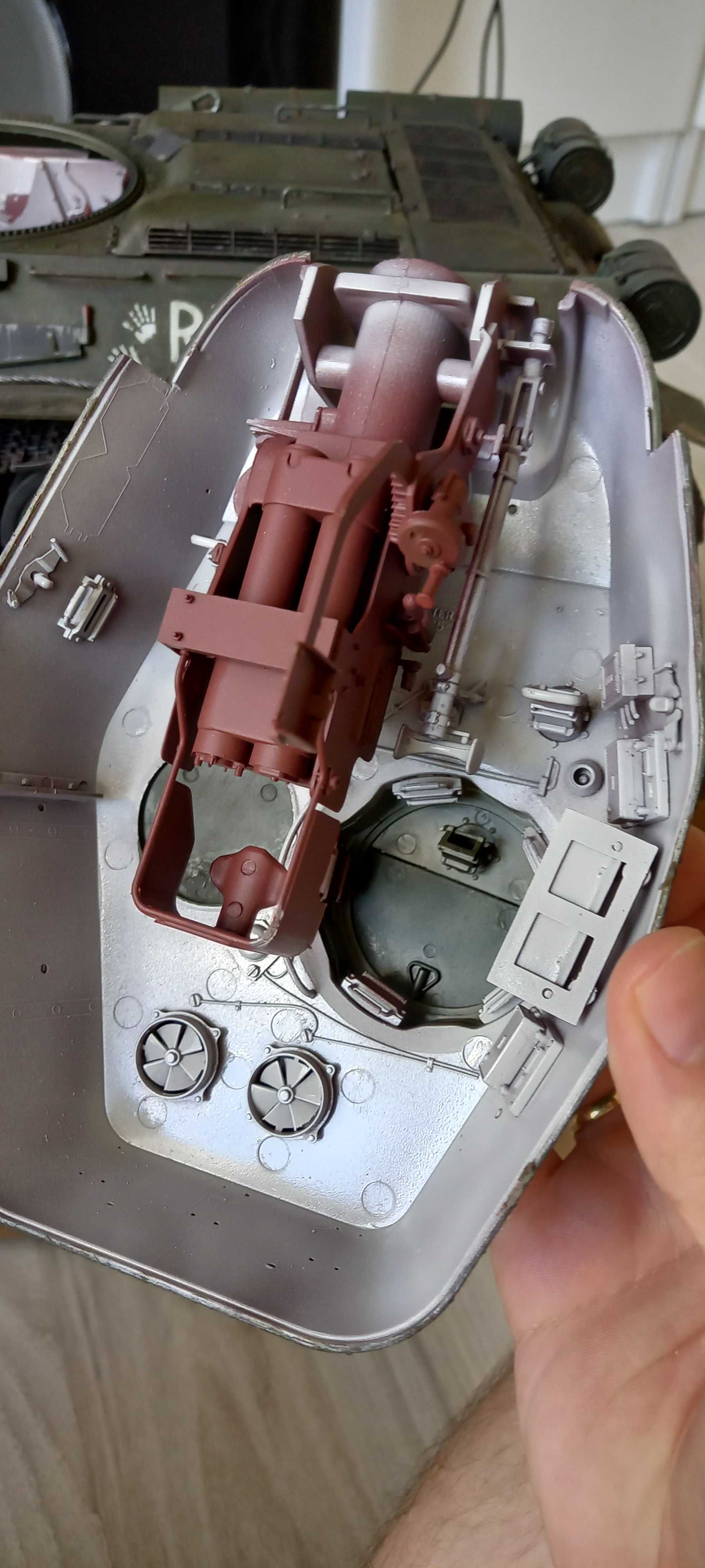 T 34/85 RUDY 102 1:16 z wnętrzem.
