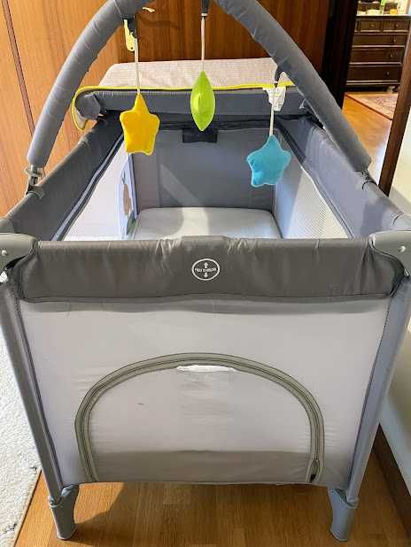 Cama de bebé com colchão e capa protetora