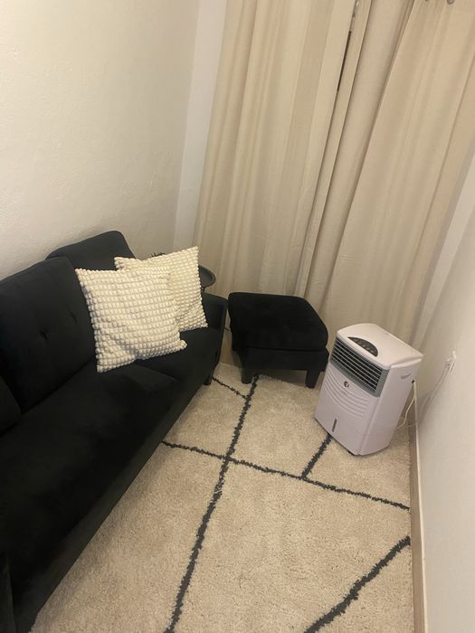 Sofa e tapete novo, sem marcas de uso