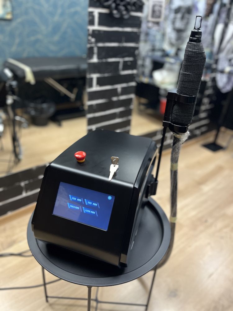 Laser pikosekundowy do uduwania tatuazy
