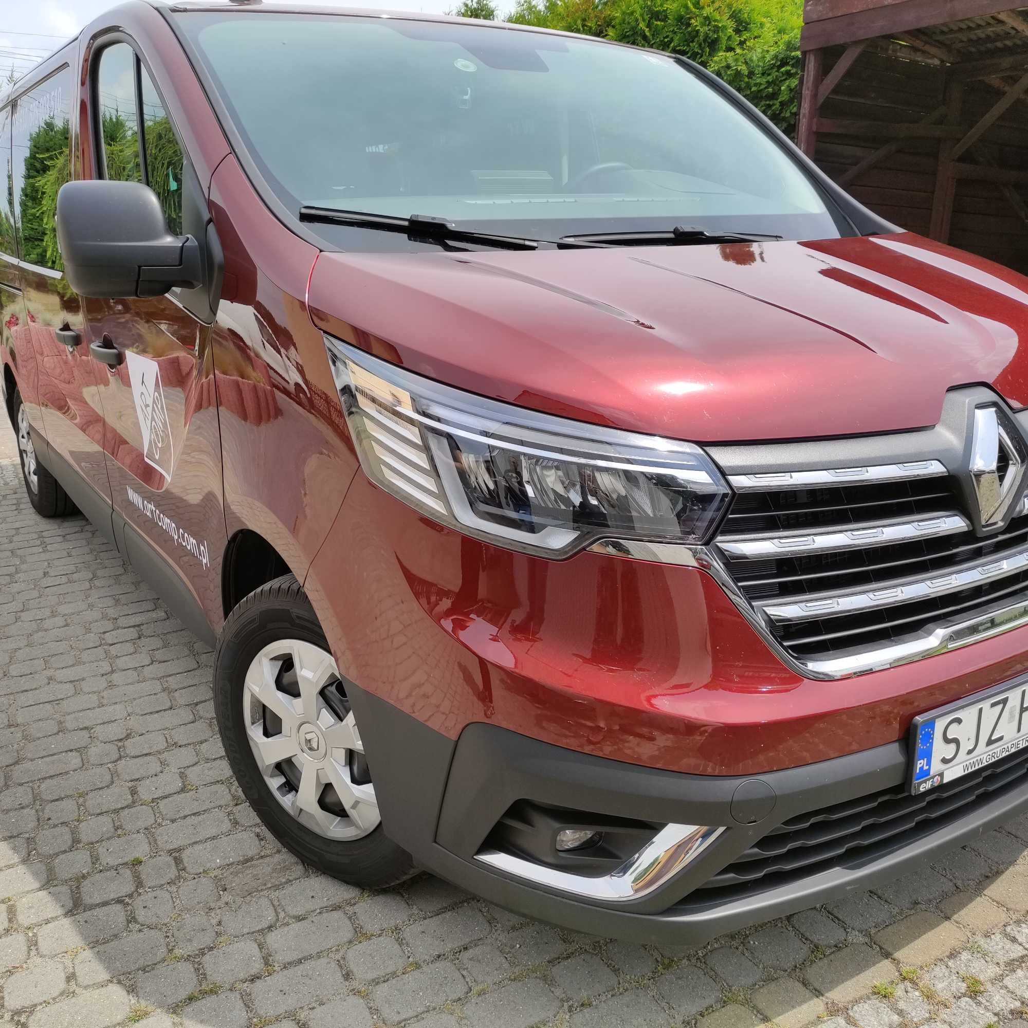 Wynajem busa 9 osobowego Nowy Renault Trafic Long czeka na Ciebie