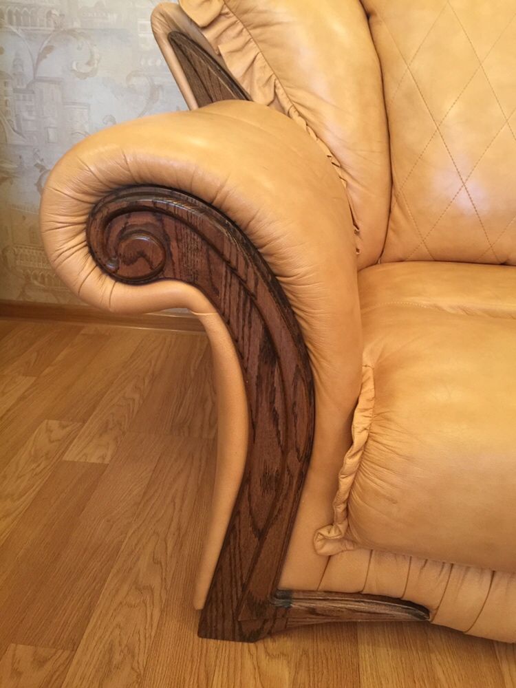 Шикарное кресло натуральная кожа с дубовыми накладками