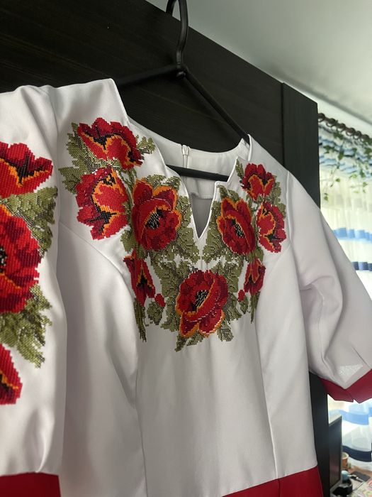 Вишита сукня червоного кольору