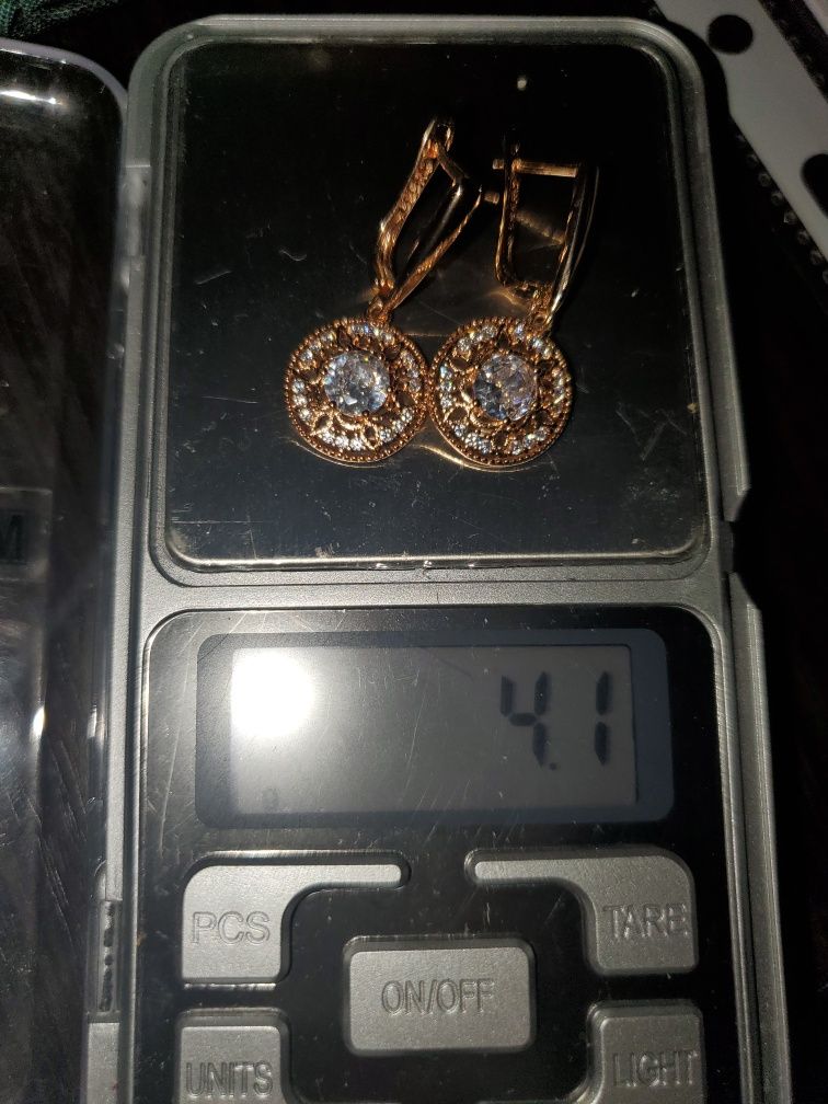 Продам новые золотые серьги с цырконами