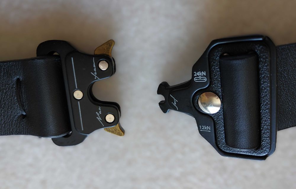 Сумка-кирпич, клатч с металлической пластиной Manjulteam