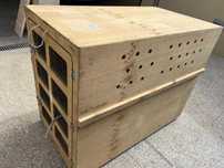 Caixa / transportador de madeira para animais (tipo cão grande)