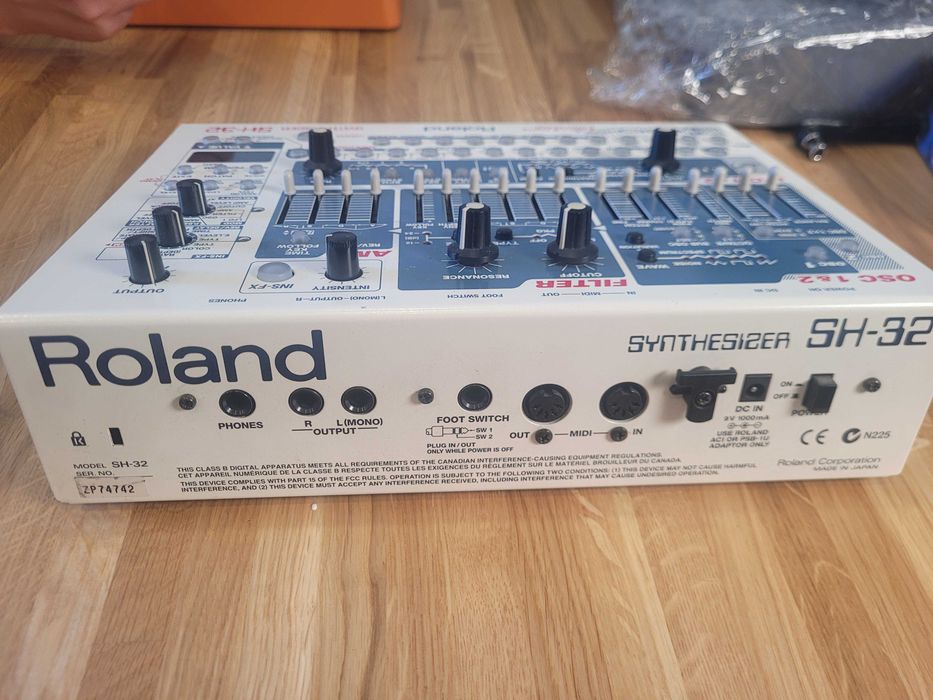 Syntezator Roland SH-32