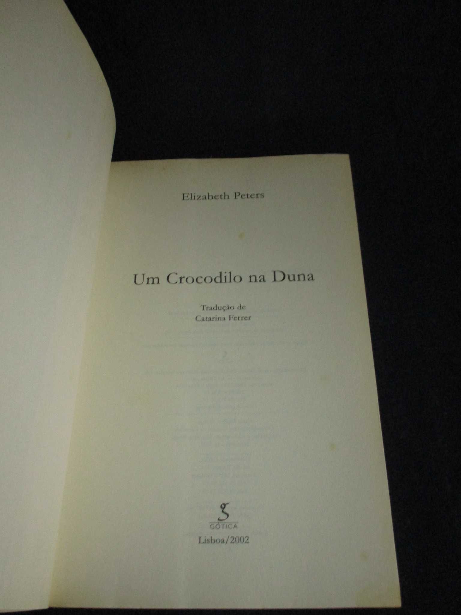 Livro Um Crocodilo na Duna Elizabeth Peters