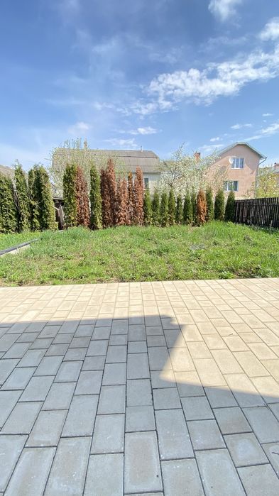 Напівособняк 130 м² з гаражем і 3 сотками землі біля міста