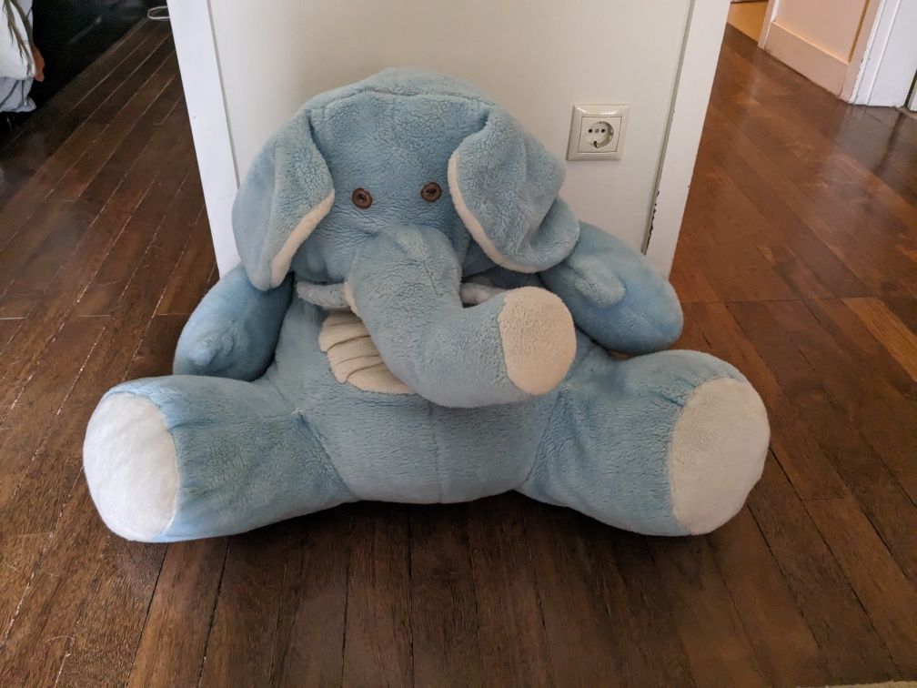 Elefante gigante de peluche