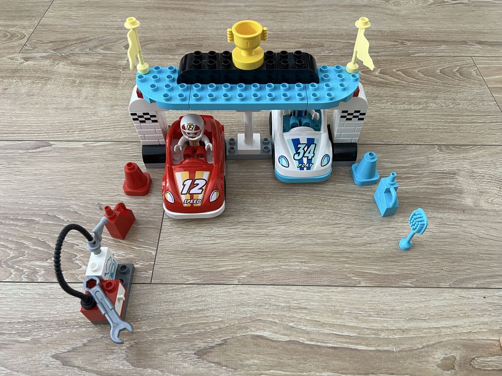 Lego Duplo nr 10947 „Samochody wyścigowe”